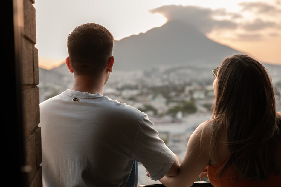 Imagen de una persona meditando al aire libre